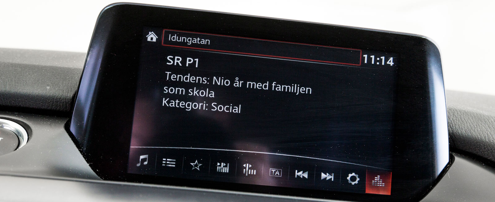 Mediasystemet är lätt att justera antingen direkt på skärmen eller via ratt och snabbknappar mellan framstolarna. Då slipper man ta ögonen så långt från vägen.