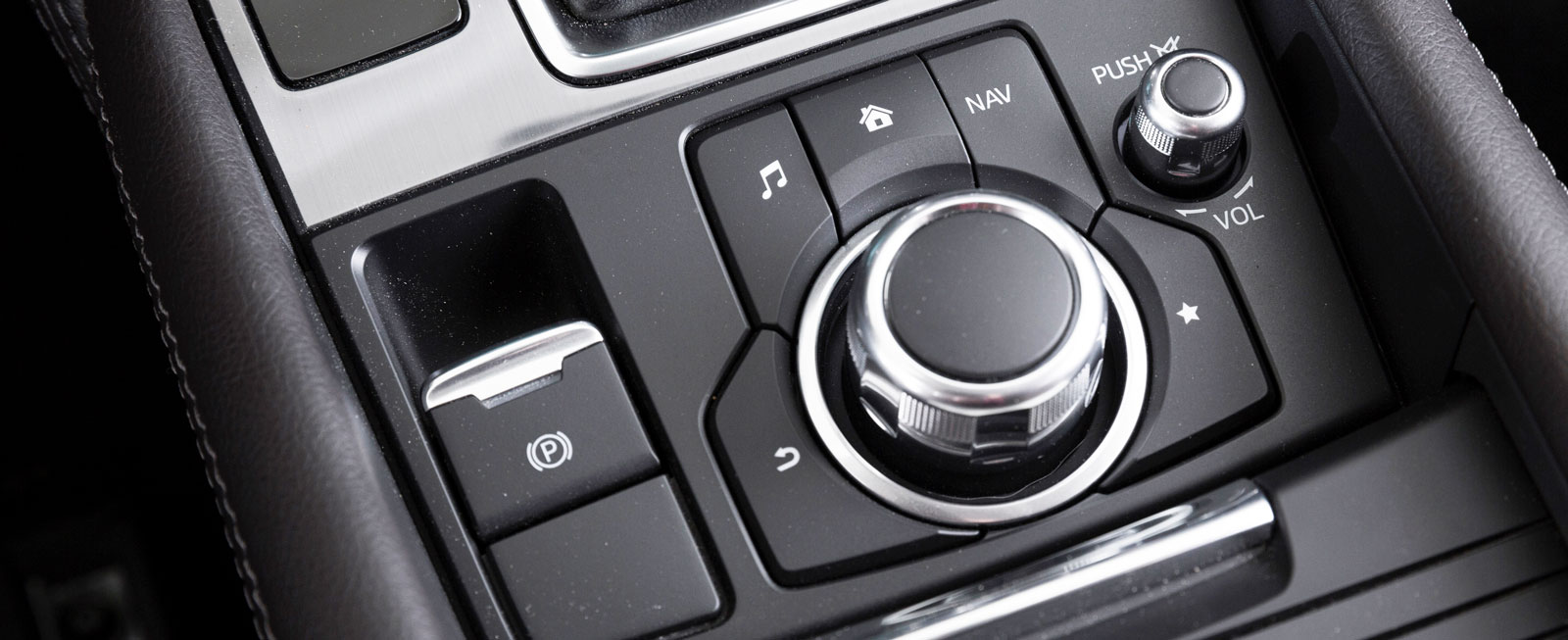 Vi gillar verkligen Mazdas smarta styrning av infotainment. Fem snabbknappar och ett stort vred stör föraren mindre.