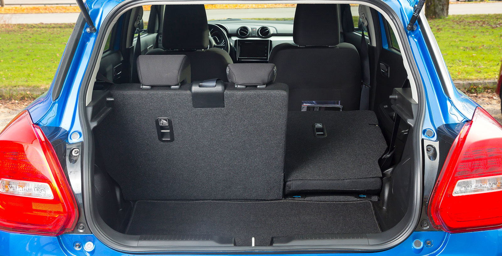 Suzukin är testets smartast disponerade bil. Trots att den är 20 cm kortare än Fiesta rymmer Swift fler drickabackar när vi testar den praktiska lastslukarförmågan. Ryggstödet är delbart i förhållandet 60/40 och en lampa finns i lastutrymmet. Men såväl kasskrokar som fack för småprylar saknas.