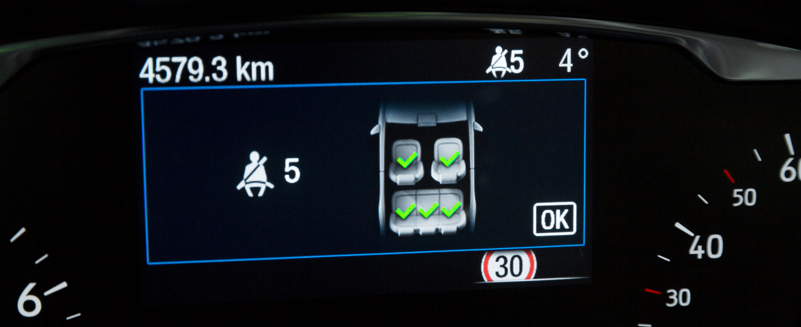 Fem gröna bockar visar att alla i ford är ordentligt fastspända.