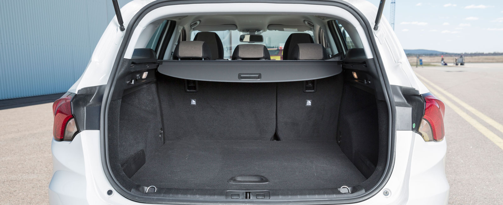 Ser man enbart till måtten är Fiats kombiutrymme minst i test. Men när vi mäter kapaciteten med drickabackar är det Tipo som slukar flest. Både sittdyna och ryggstöd kan fällas (60/40) och en bra finess är det sänkbara lastgolvet. Kasskrokar och 12 V-uttag finns, men ryggstöden kan inte fällas bakifrån.