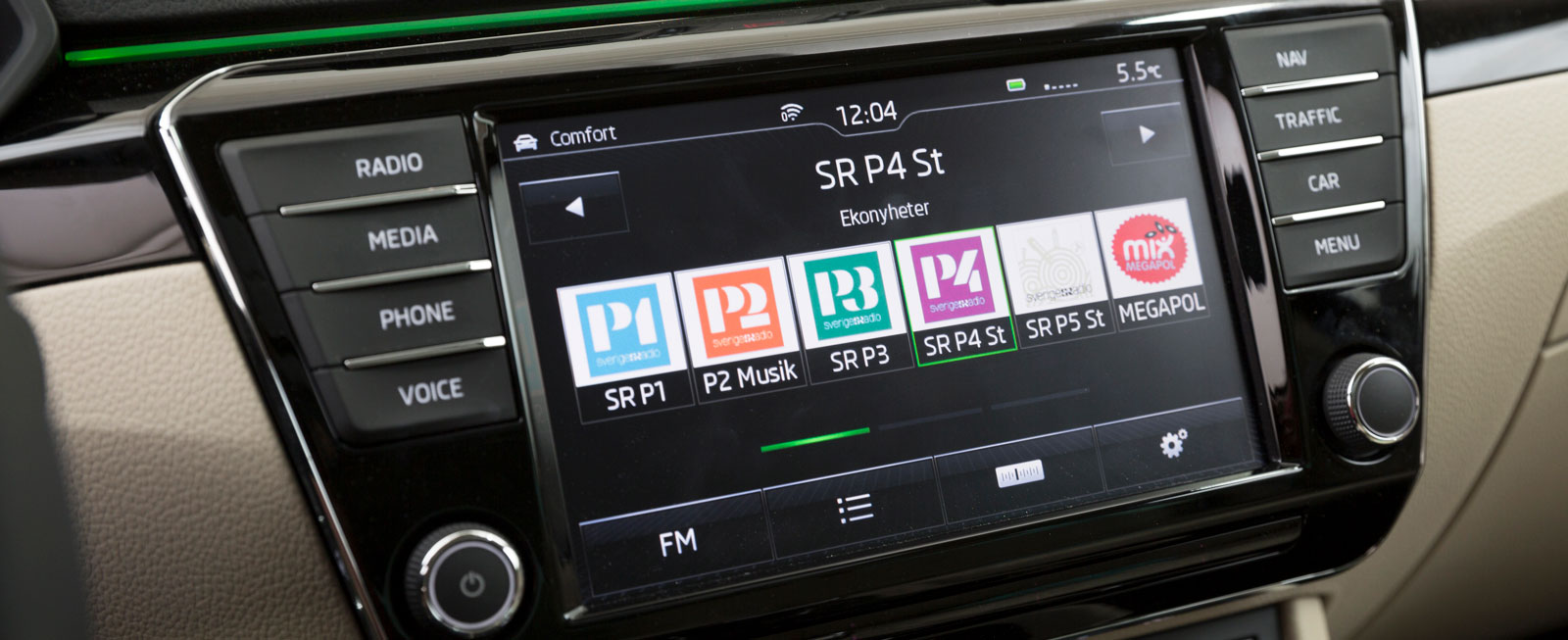 Testlaget lovordar Skodas infotainment. Det är lätt att förstå med tydliga reglage och bra menyer. Skoda har också mer omfattande bilinställningar. Snabb pekskärm.