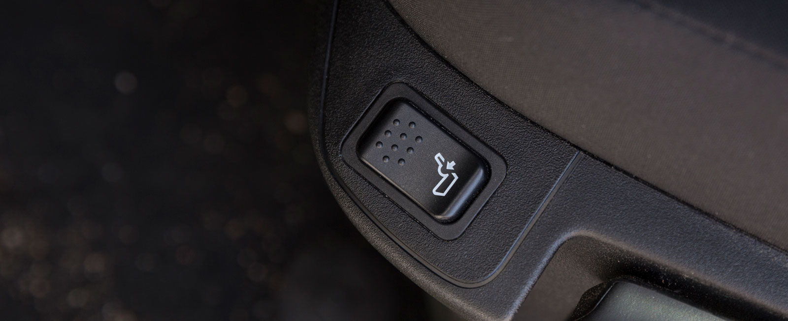 Ett supersnabbt elektriskt svankstöd finns som tillval för tusenlappen jämnt. Det manövreras med en liten knapp på sidan av förarstolen.