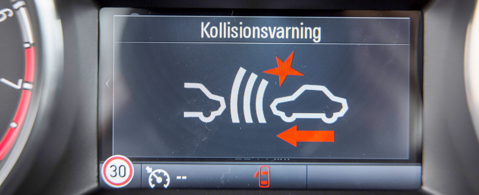 Nya Astra har krockvarning och autobroms som standard på alla modellversioner utom billigaste Essentia.