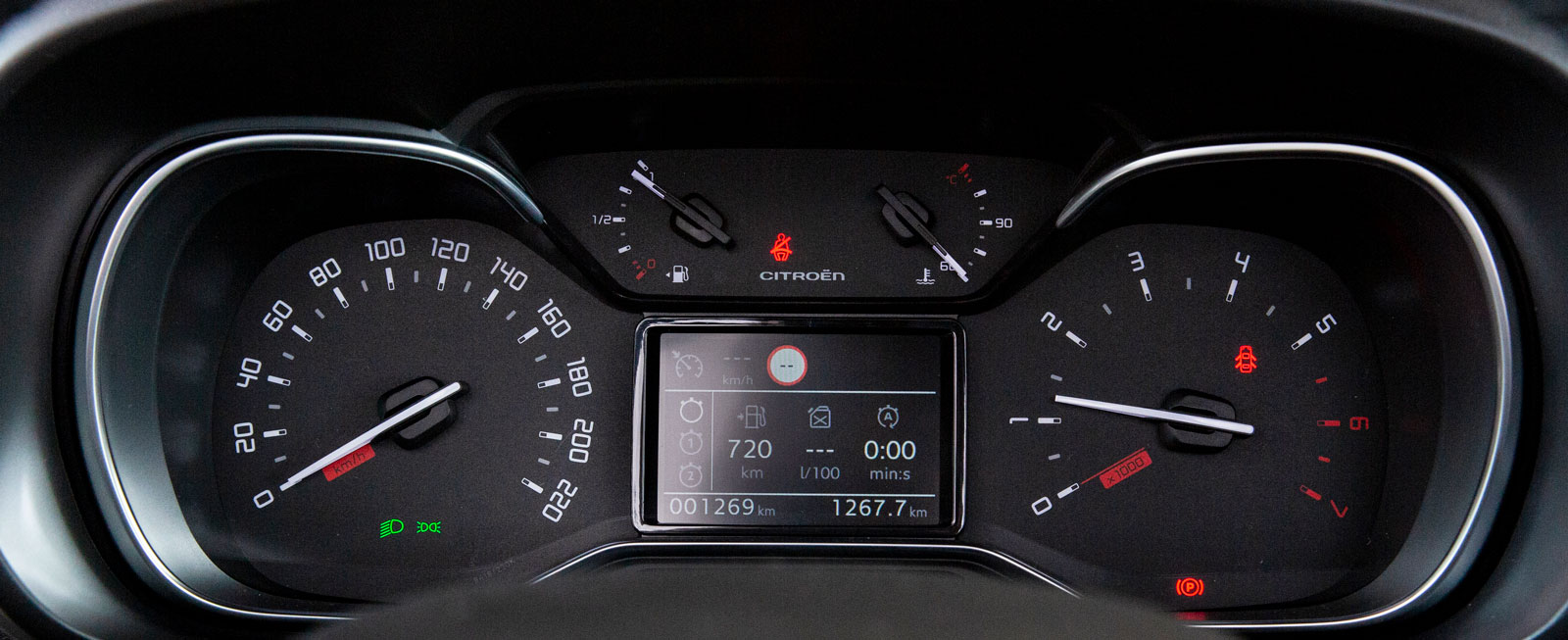 Redig uppdelning av informationen i Citroën. Enkel men lättavläst färddatordisplay.
