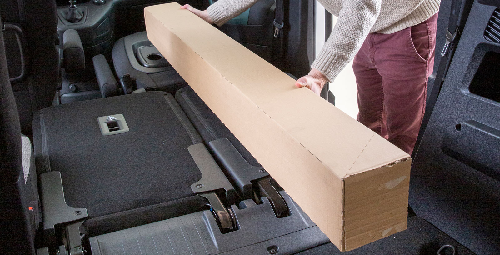 Passagerarstolen kan fällas ihop och bilda ett 2,7 meter långt lastgolv – utmärkt vid Ikea-besök och julgranshandel.