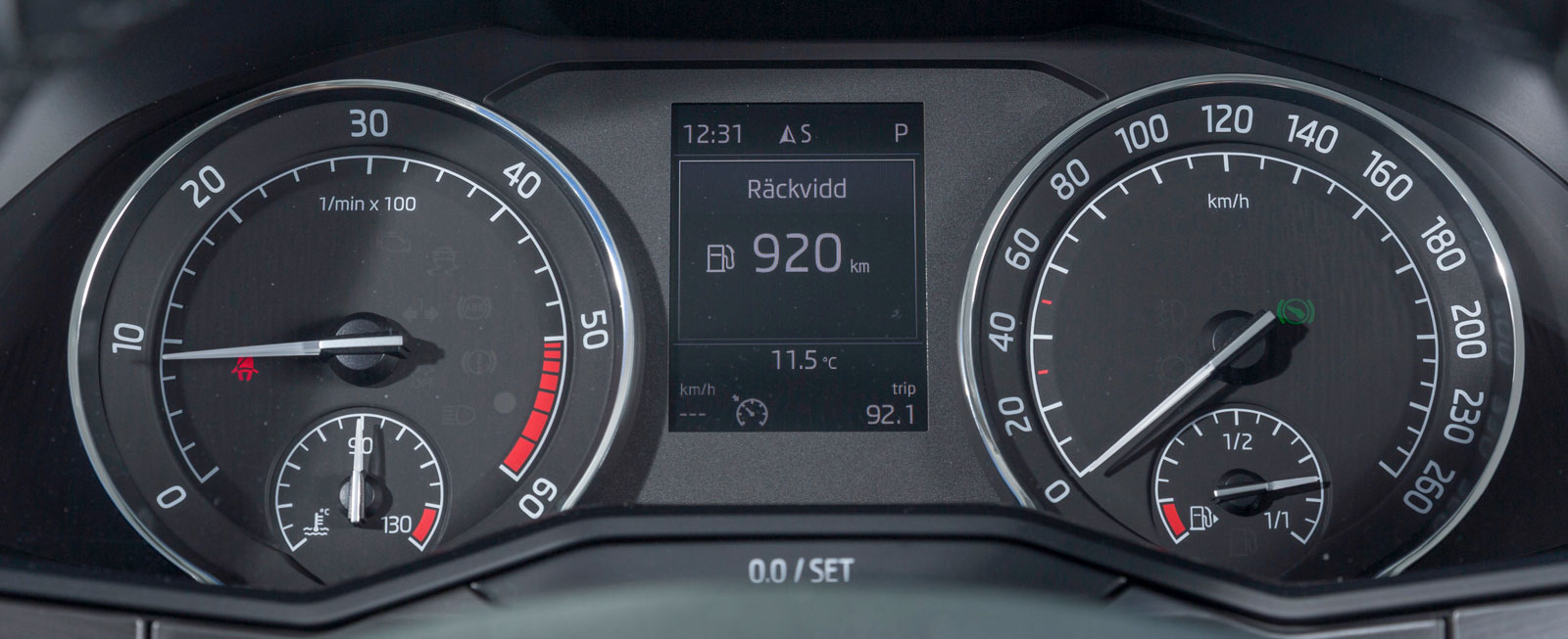 Skodas instrument är i grunden exakt desamma som i VW Passat. Men mätartavlorna sitter inte i lika djupa ”holkar” och har en helt annan grafik.