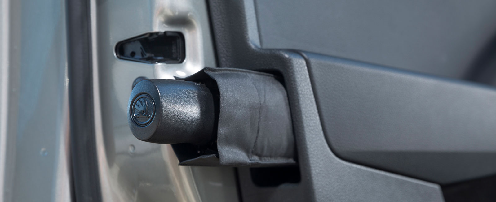 Skoda är bra på omtänksamma finesser. I båda framdörrarna finns dränerade fack med specialskräddade paraplyer och i tanklocket sitter en isskrapa.