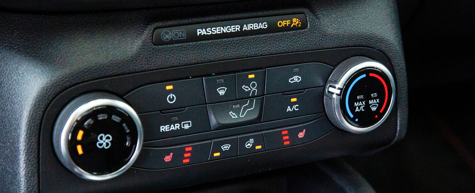 Automatisk klimatanläggning kostar extra till ST-paketet. Snålt. Det är standard i Ceed.