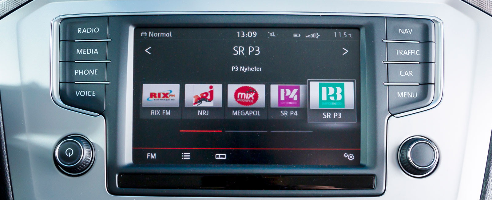 VW:s mediasystem är i princip identiskt med Skodas, men med lite mindre skärm och lite sämre kapacitet. Det är intuitivt att förstå och smidigt att använda.