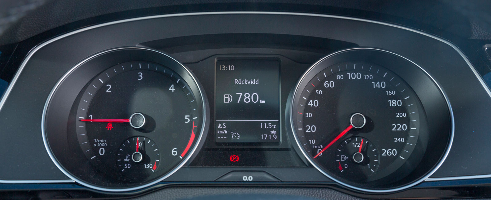 Mätartavlorna är stora, runda, tydliga och djupt försänkta. Mellan dem finns en display för färddator, navigation och telefon. Typiskt funktionell VW-layout!