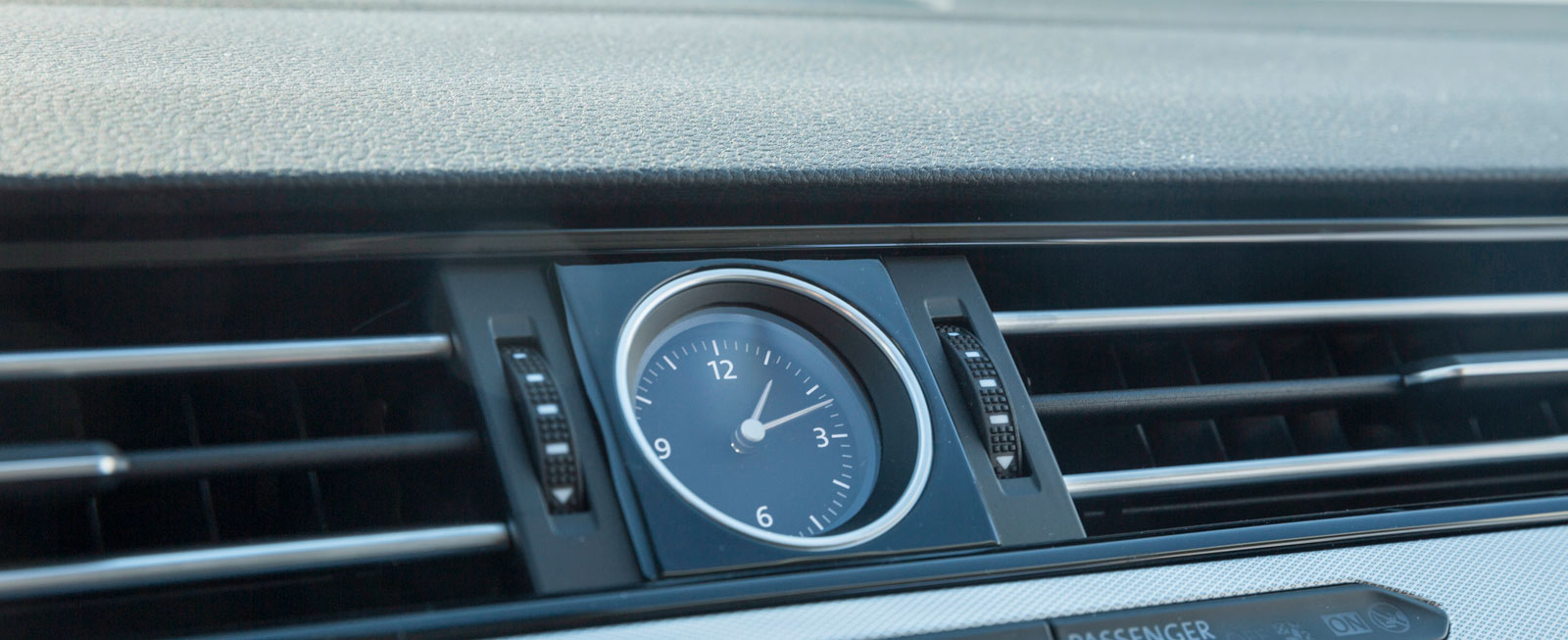 En rund analog klocka sätter lite extra piff på Passats annars ganska strama och strikta instrumentpanel.