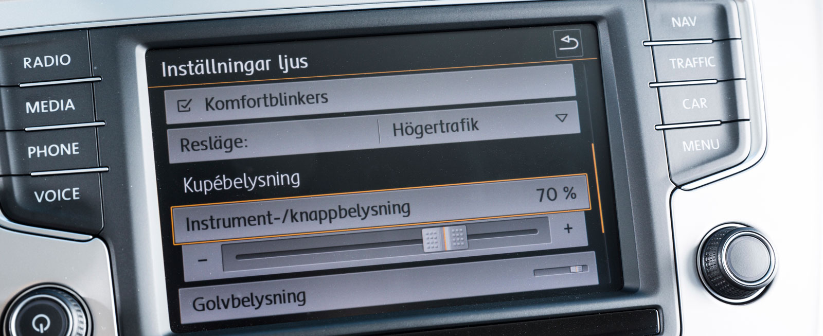 Att justera instrumentbelysningen är en komplicerad historia. Först måste man in i datormenyn och sedan trassla sig fram till rätt funktion. Idiotiskt!
