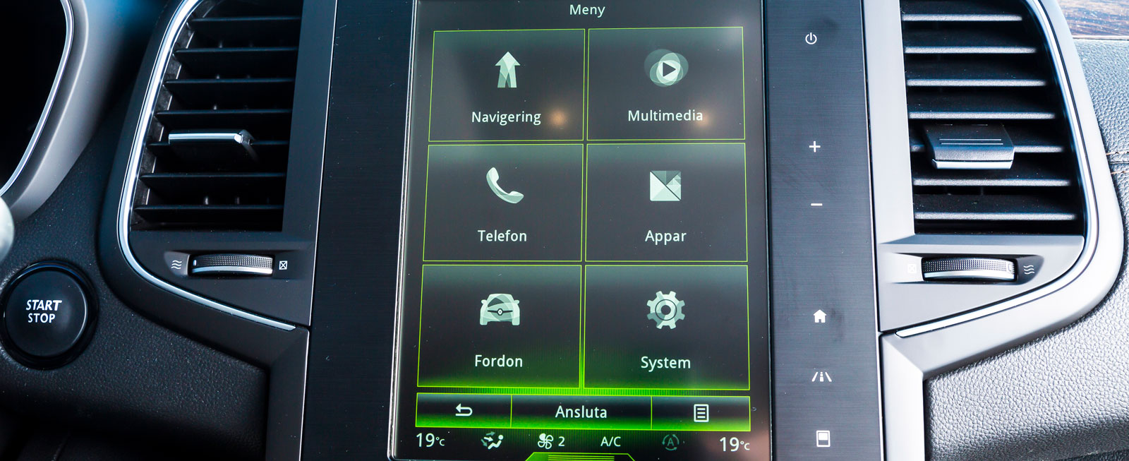 Grafiken är snygg, skärmen störst i test och funktionerna många. Men Renaults system känns inte helt igenom logiskt och det tar en stund att lära sig att behärska det.