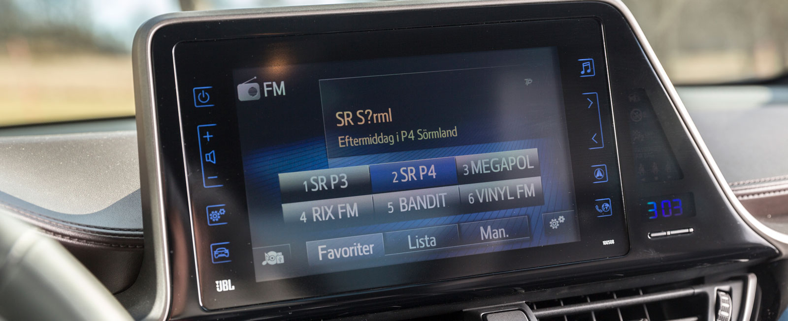 Stor pekskärm som satt en smula lös i testbilen. Bitvis är enheten väldigt enkel att använda, bitvis har den alltför små ”knappar”. Helheten är ändå klart godkänd.