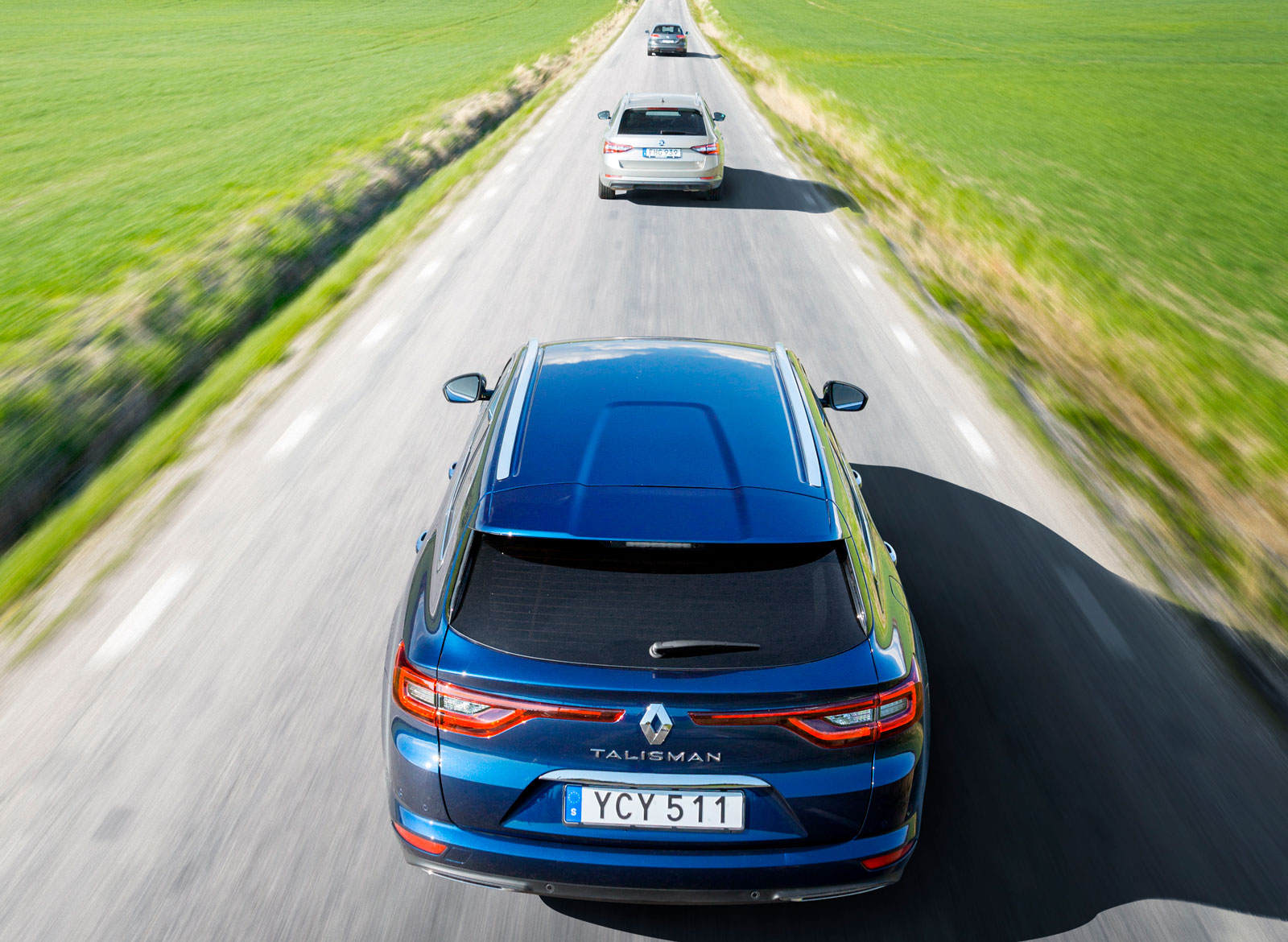 Renault har lagt ned mycket krut på designen av nya Talisman, som har testets maffigaste bakparti. En bra finess är att även bakljusens LED-slingor lyser när varselljuset är på. Framför Renault skymtar Skoda Superb och VW Passat.