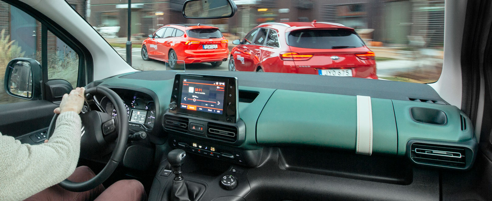Berlingos passagerarairbag sitter i taket vilket ger plats till dubbla handskfack. Bland alla skrymslen och vrår undrar vi dock vart föregångarens stora mittfack mellan framstolarna tagit vägen? Den gröna panelkulören kommer med XTR-paktet.