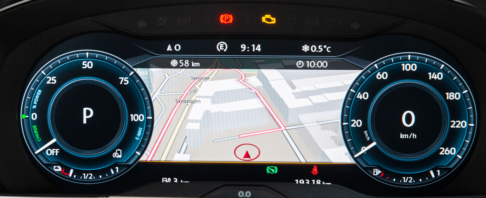 ”Active info display” à 5 500 kronor kan väljas till med navigationspaket för 18 800 kronor. Då har man uppgifter om bilens tillstånd som räcker hela dagen.