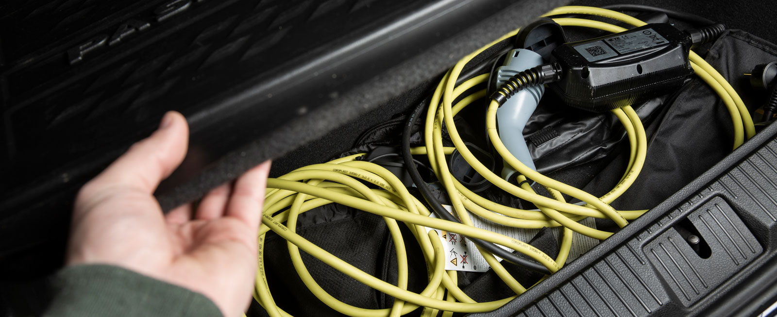 I både VW och Mitsubishi finns praktiska laddsladdfack under bagagerumsgolvet.