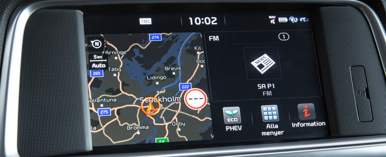 Enkelt att sköta men funktionerna är jämförelsevis ganska begränsade. Navigation, radio och kommunikation sköts via skärmen, bilinställningar med rattknapparna.