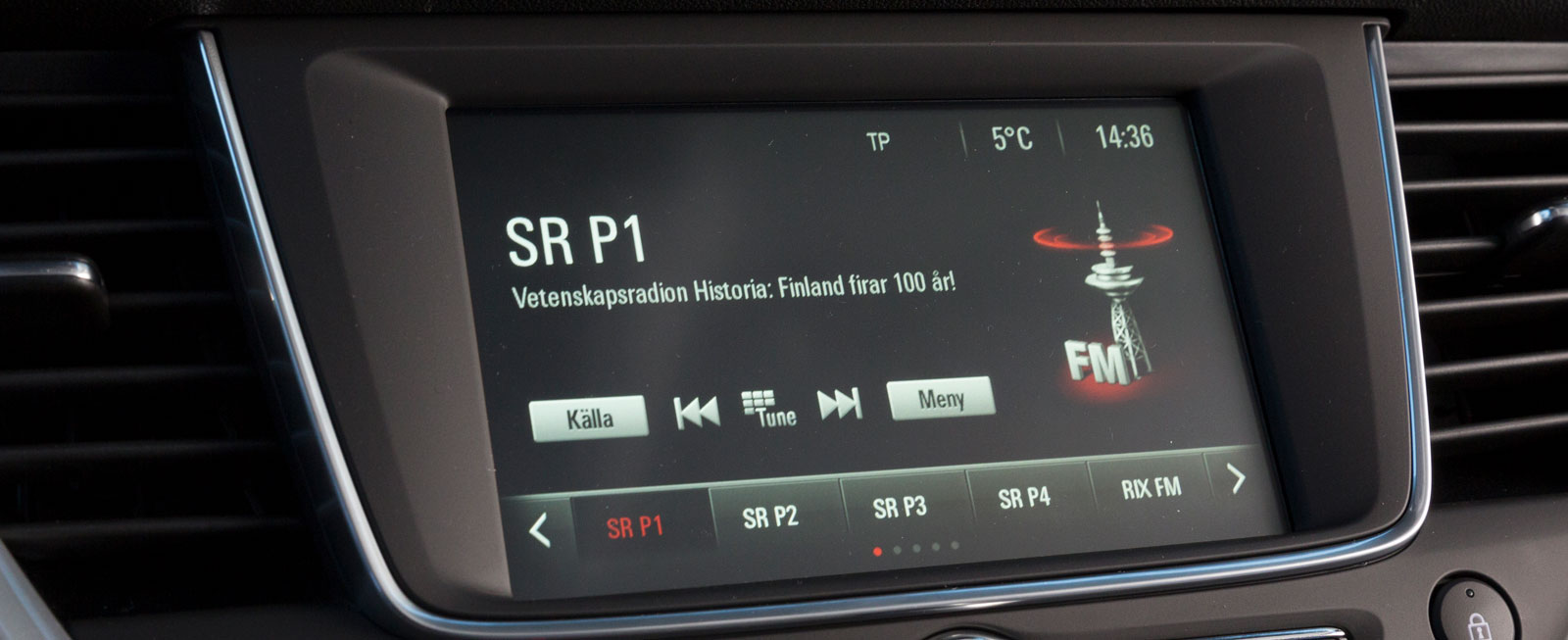 Trots relativt stor menyskärm envisas Opel med små ”knappar” som gör menysystemet onödigt pilligt. Det blir tyvärr inte bättre i det dyrare utförandet.