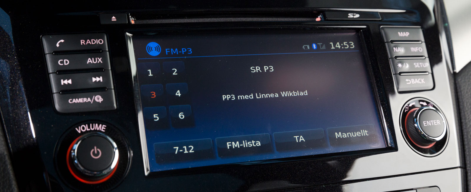 Nissan blandar fysiska knappar med pekskärm. Logisk funktion, men upplösning och pekknappar är inte i nivå med de övriga.