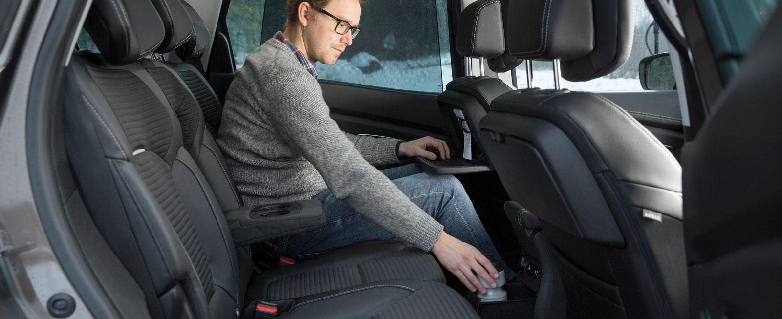 Scenic har inte tre separata stolar, utan 60/40-delning på baksätet, vilket försämrar flexibiliteten. Renault har bäst insteg och utrymme på tredje stolsraden. Klaffbord och praktisk ”byrålåda" på mittkonsolens baksida uppskattas.