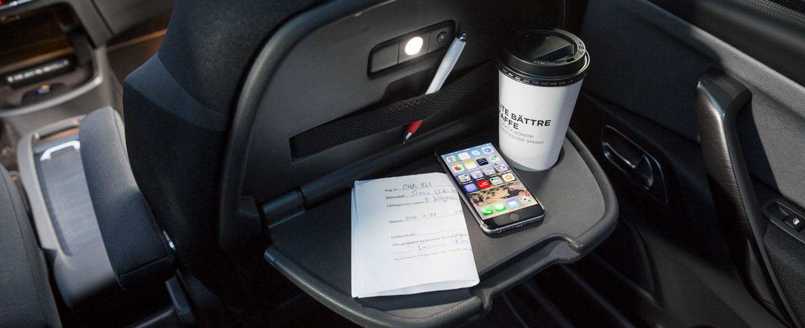I baksätet har Cit-roën tre separata stolar med var sitt Isofix-fäste. I ”Feel” ingår praktiskt klaffbord med belysning och resorbandshållare. Ytterplatserna sitter nära dörren med begränsat armbågsutrymme. Sista sätesraden har lågt i tak, och klarar inte gängliga ungdomar.