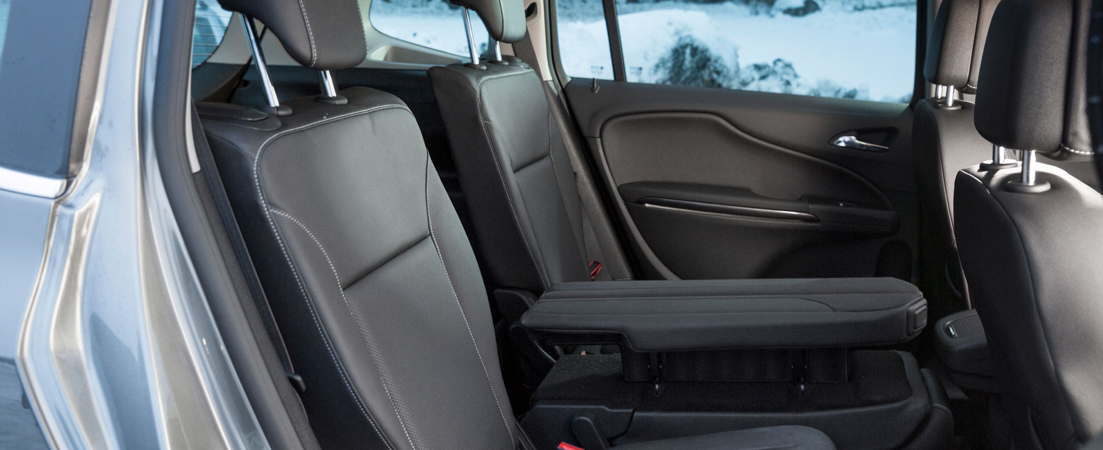 Skönaste baksätet för fullvuxna finns i Zafira. Hög sittposition och bättre fotutrymme än i fransmännen. Med ”lounge-stolar” skjuts ytterplatserna bakåt/inåt och mittplatsen blir ett armstöd.
Tredje stolsraden är klart trängst och insteget besvärligt.