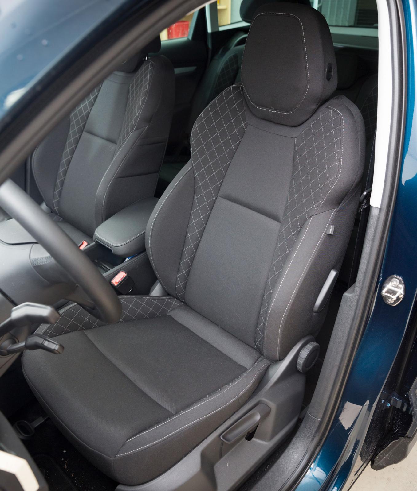 I Skoda sitter man lägst och mest likt en vanlig personbil. Bara Karoq har höjdjustering av båda framstolarna som standard.