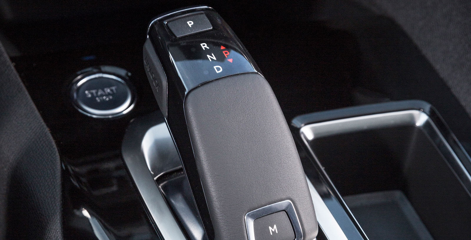 Peugeot har låtit den elegant formade växelväljaren skötas ungefär som i BMW, med tryckknapp för att få i p-läget.
