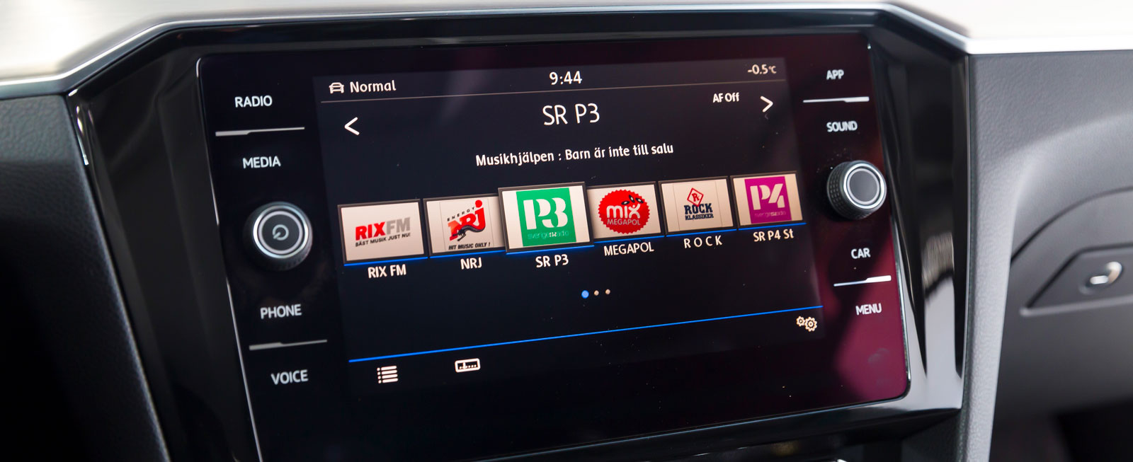 Volkswagens nya pek- och scrollskärm gör ett ståtligt intryck. Mycket bra funktionalitet, kompletterad med rattreglage som hör till de allra bästa.