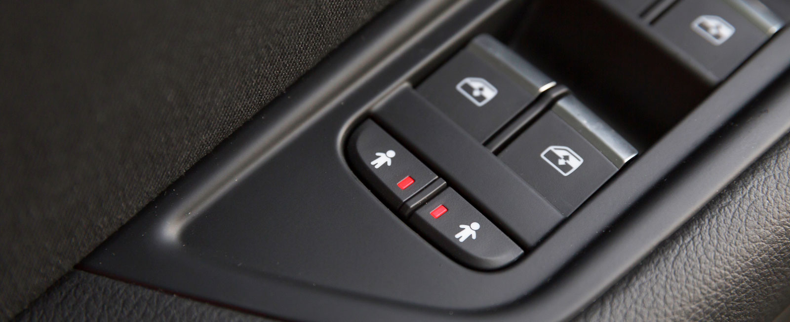I audi reglerar föraren barnsäkringen av bakdörrarna från sin dörr.