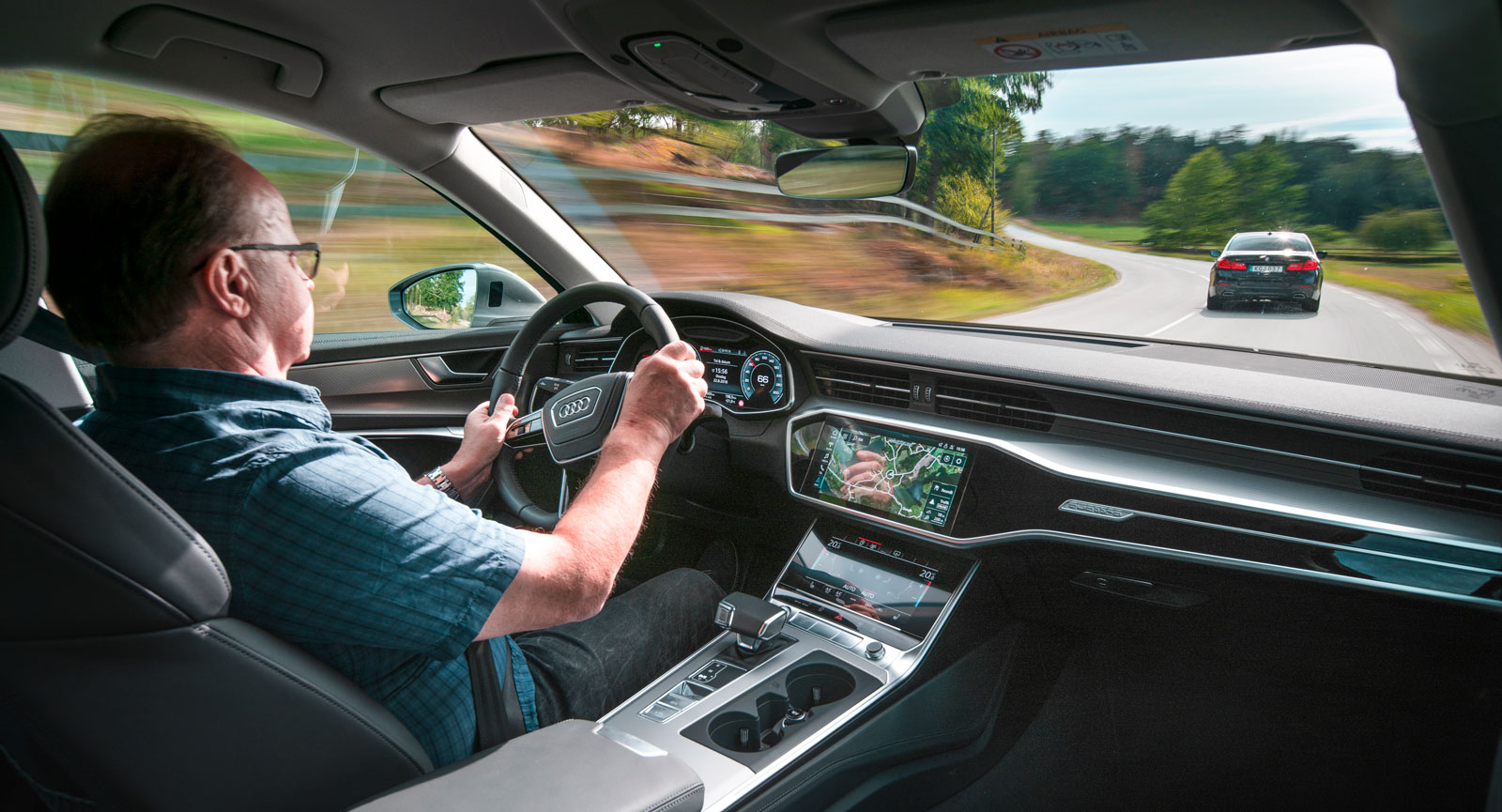 Audis design i kupé och kring förarplats ger ett avskalat intryck, trots att det finns närmast obegripligt många funktioner och finesser att utforska.