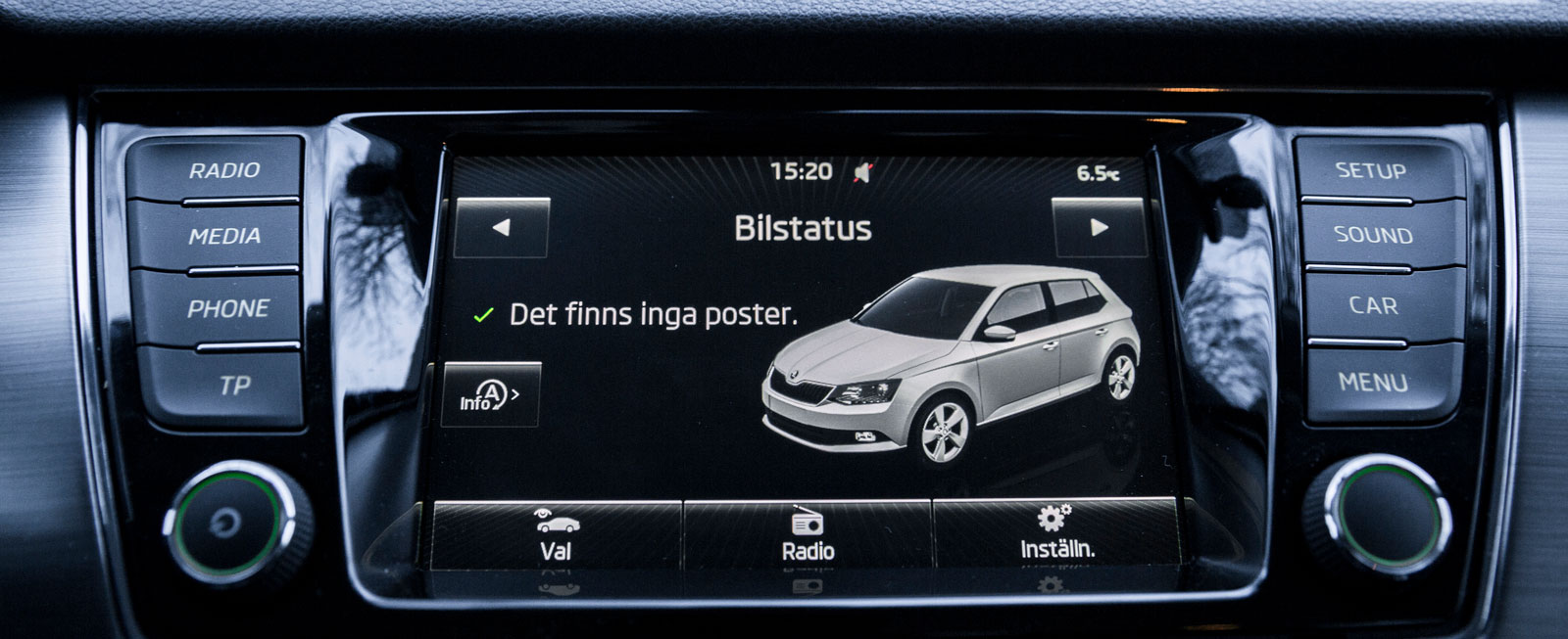 Skodas funktioner är väl genomtänkta och lättskötta med vred, knappar och tryck. Grafiken ger ett ”dyrare” intryck än Citroëns och Renaults.