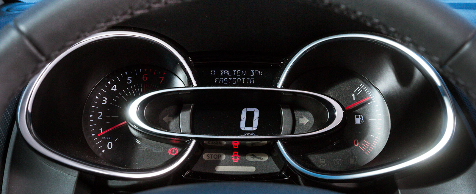 Renaults instrumenthus är närmast överdesignat och blir rent jobbigt att titta på i längden. Digital hastighetsmätare, jättestor tankmätare.