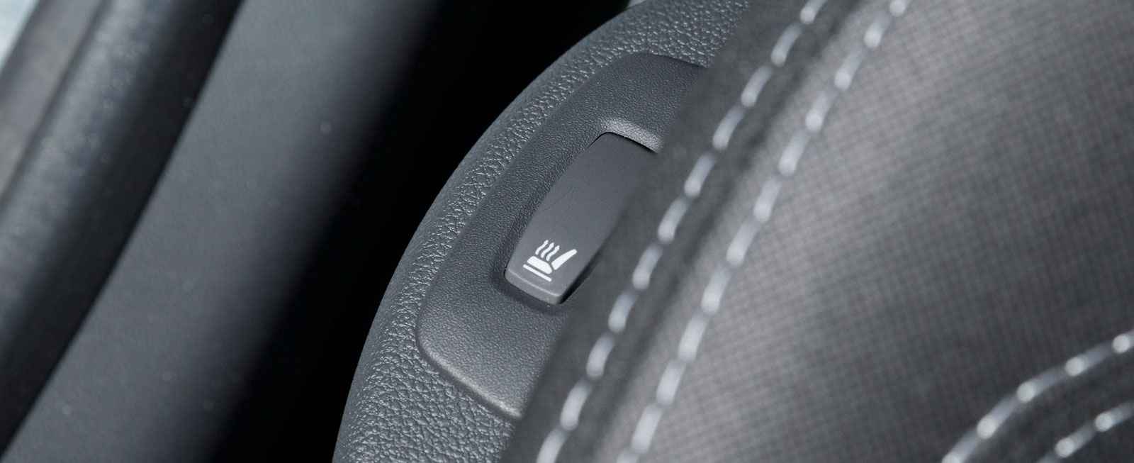 Knappar för diverse funktioner är på traditionellt Renaultmanér lite slumpvis spridda. Väme-stolen regleras med en skymd knapp på sitsens sida.