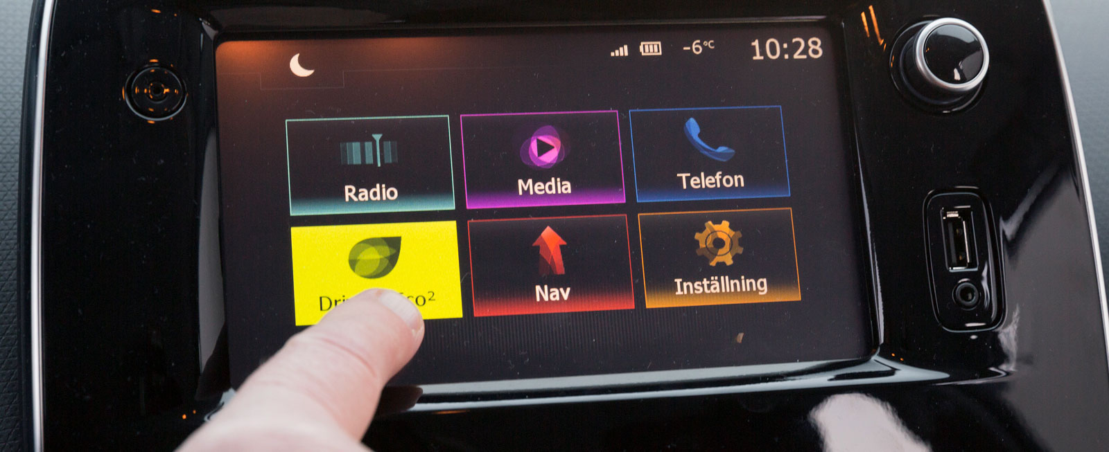 Renaults system är standard i versionen ”Zen” och är ovanligt enkelt att använda för att vara en pekskärm. Få, lättbegripliga symboler och logiskt gränssnitt.