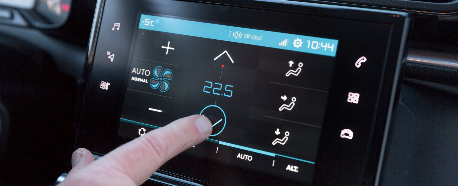 C3-systemet är en något enklare variant av det i andra Citroën. Plottriga och inte alltid logiska menyer gör det lätt att trycka fel eller hamna där man inte önskat.