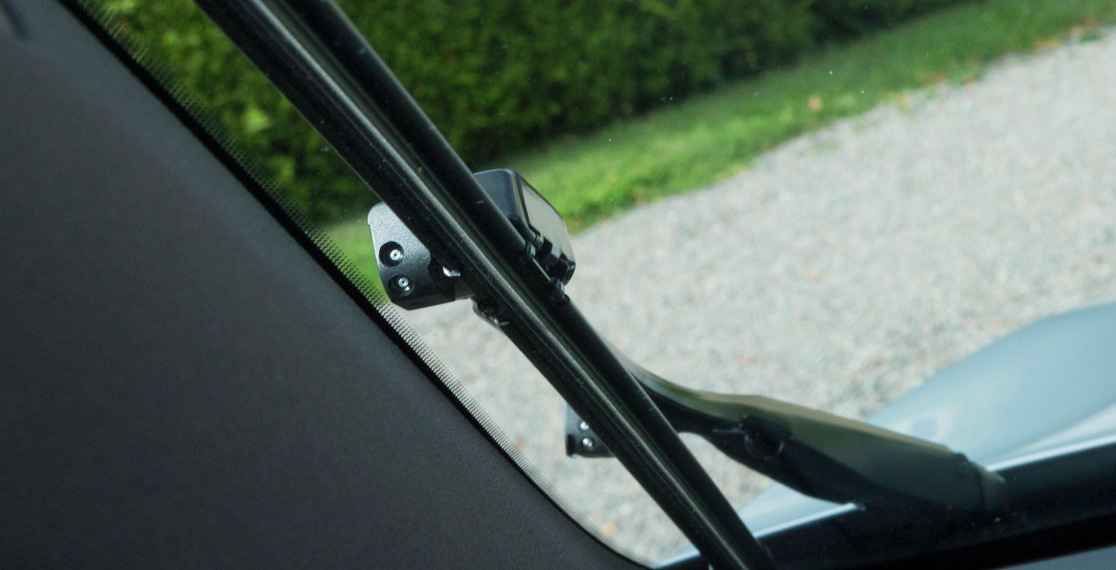 Bra torkare fram och bak i V90 (den bakre med både permanent gång och intervall). Spolningen är placerad i själva torkararmen, vilket sparar vätska.