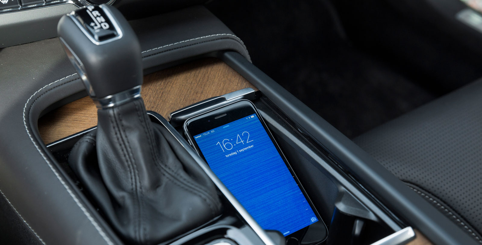 Volvo är också fylld av genomtänkta lösningar, exempelvis det här facket som är perfekt avpassat för en ”smartphone”.