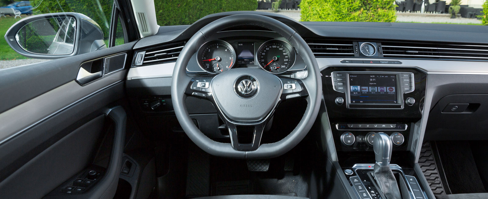 VW:s förarplats är utmärkt och visar att konventionella reglagelösningar kan vara väl så bra. Men helheten är mer steril än i BMW och Volvo.