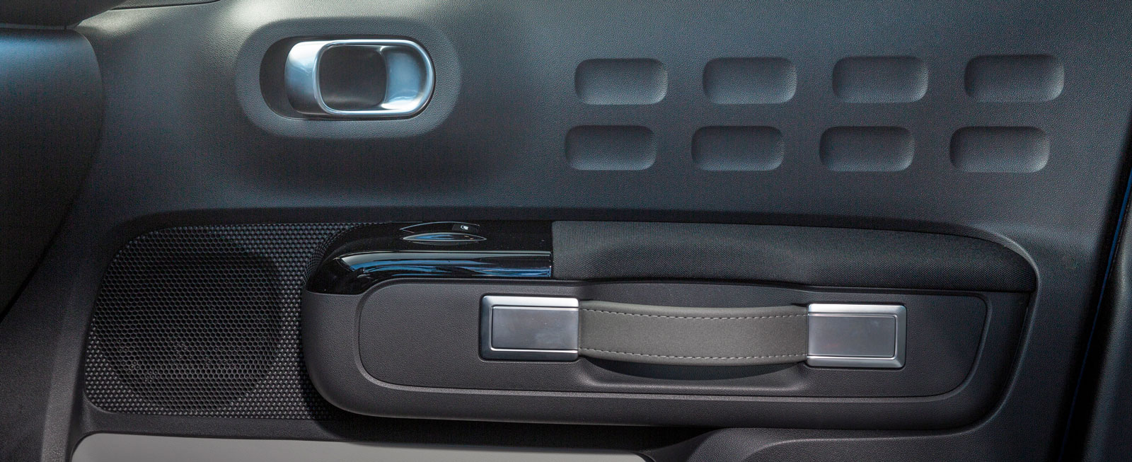 Dörrpanelerna är snarlika dem på Citroën C4 Cactus och har samma karaktäristiska draghandtag. Hårdplasten är inte vidare kul men dörrfickorna i avvikande färg lättar upp en smula.