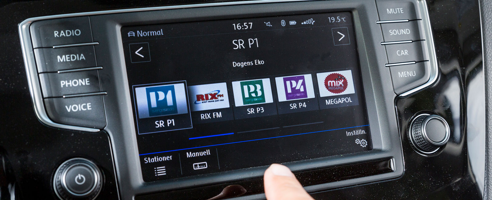 VW:s system är rakt igenom logiskt och testets enklaste att sköta. Till stora delar räcker det att använda de lättbegripliga knapparna på ratten.