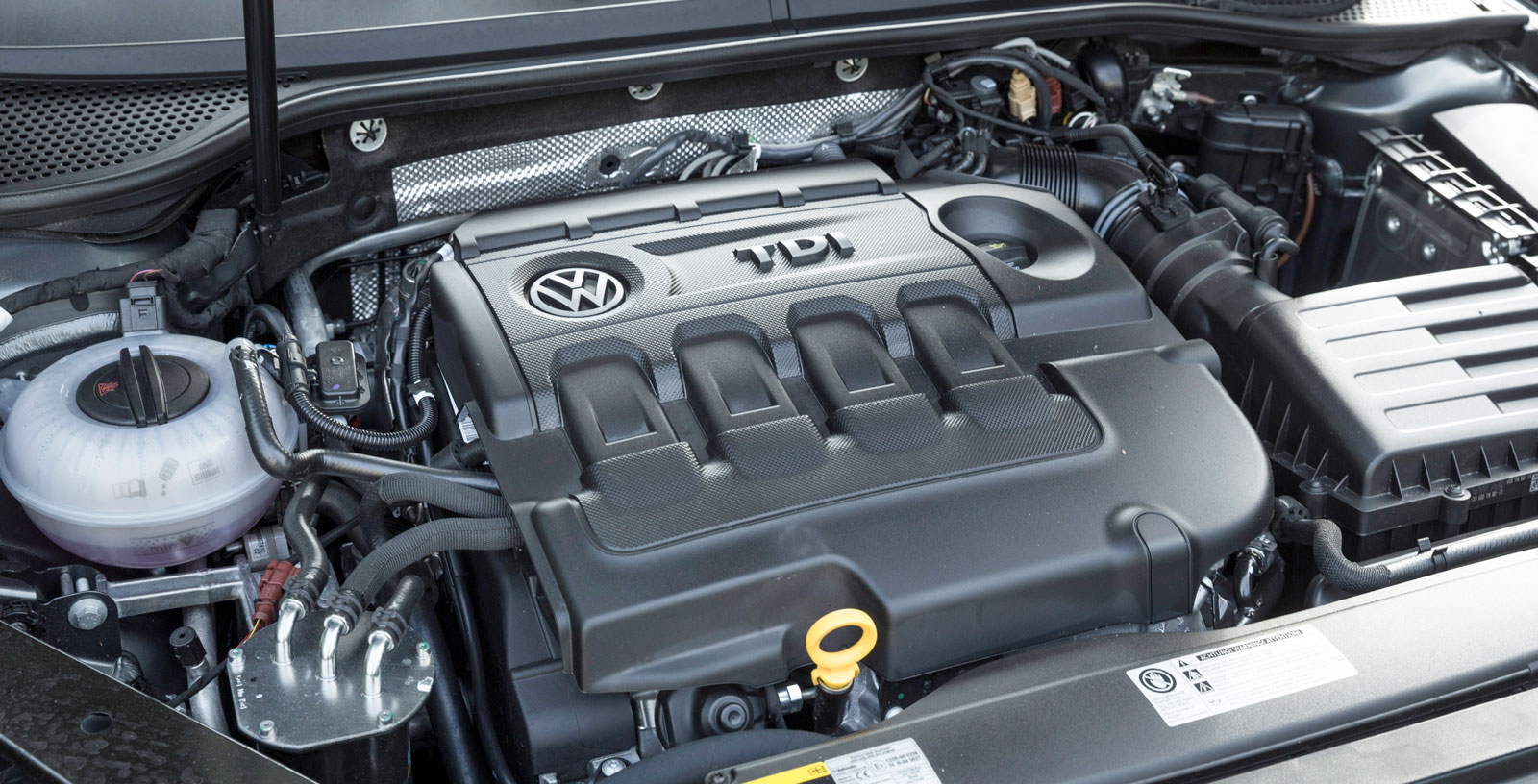 Volkswagens motor arbetar ganska hårt och hörs mer än BMW:s och Volvos. Men den har frisk karaktär och är snålast på dropparna i trion.