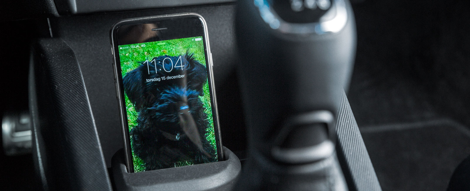 Den löstagbara hållaren för mobiltelefon är en uppskattad detalj. Skoda är ensam i testet om sexväxlad låda.