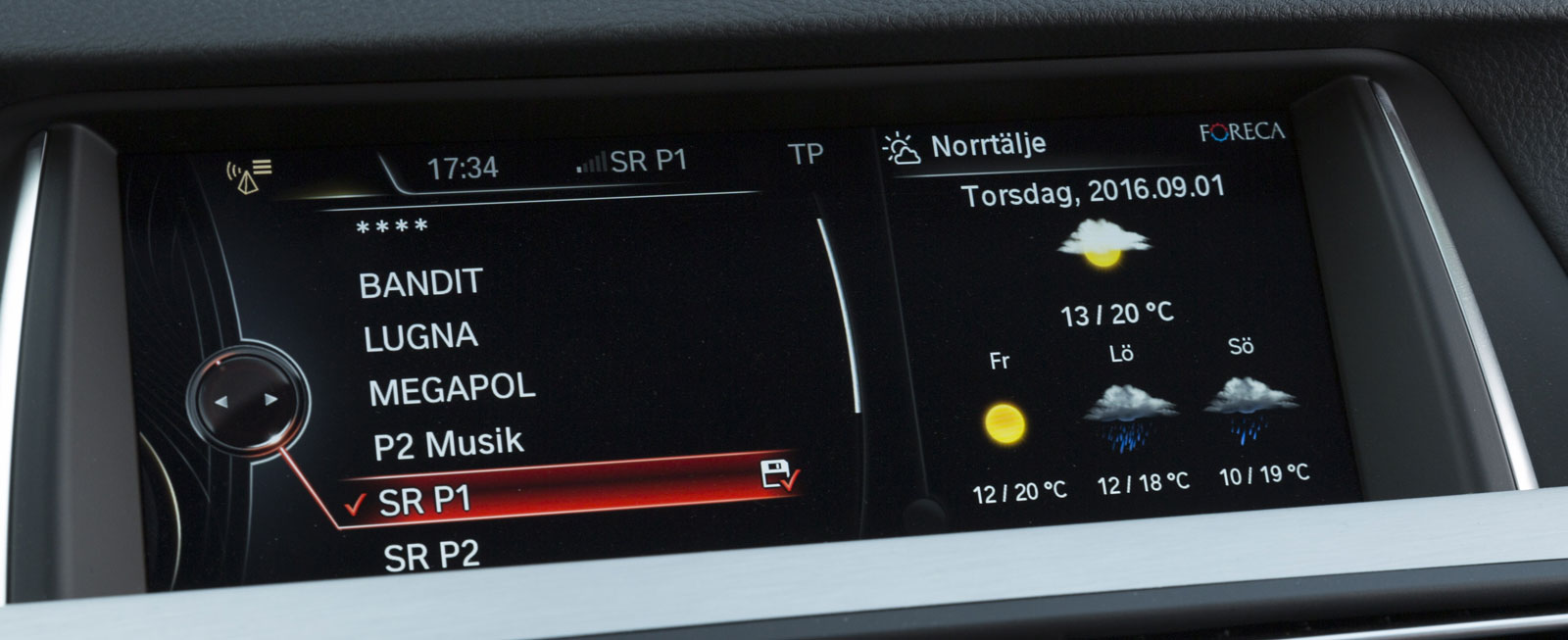 BMW:s mångkunniga system är välbekant för många numera. Det är lättanvänt och sköts med ett vred mellan stolarna. Stor skärm med utmärkt upplösning.