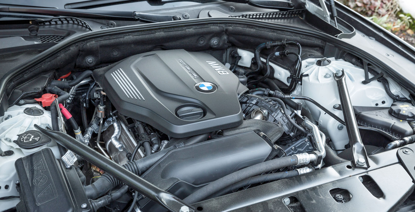BMW är ensam om längsgående motor, placerad långt bak. En mycket råstark karaktär som arbetar utsökt tillsammans med den åttaväxlade automatlådan.