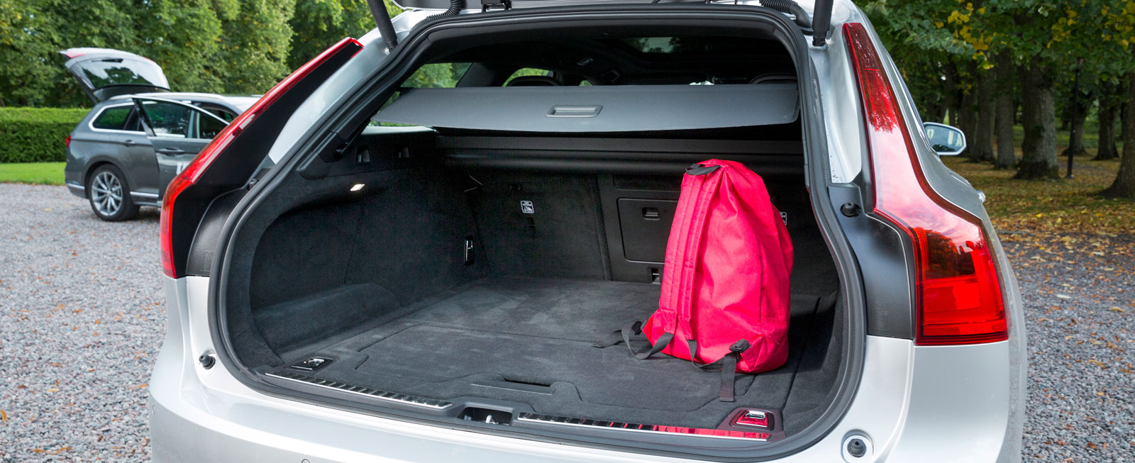 Någon storlastare är nya V90 verkligen inte – gamla V70 rymde nio backar ytterligare! Lastutrymmets höjd är snål, i övrigt är inklädnaden elegant och insynsskyddet följer med luckans rörelser.