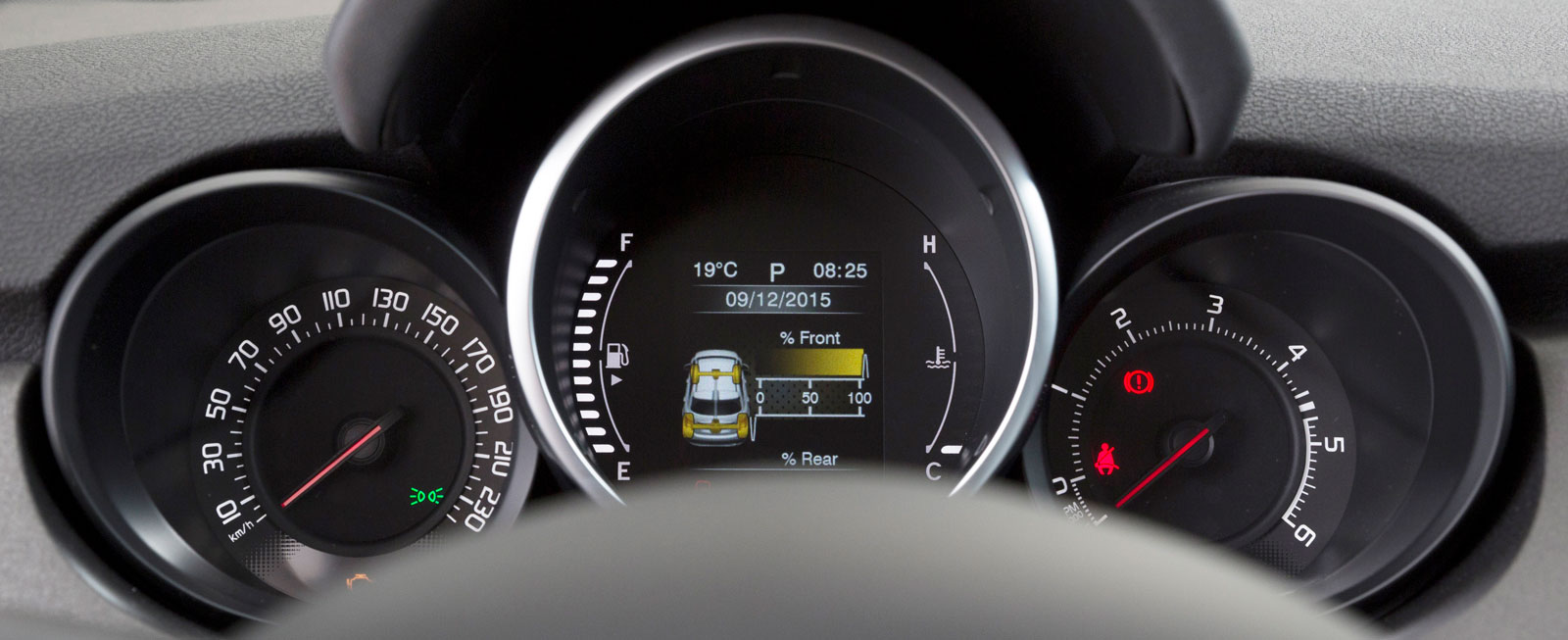 Fiats stora centralinstrument innehåller förutom bränsle- och tempmätare mest en färddator med blandat innehåll, bland annat en turbotryckmätare. Det var länge sedan vi såg en sådan!